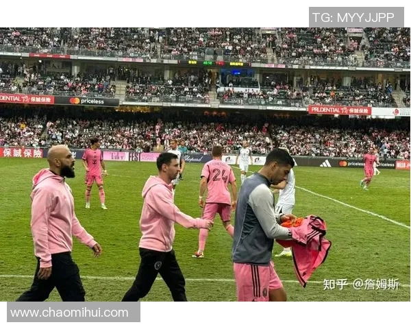 英国足球明星闪耀香港球迷热情迎接传奇球员到访盛况空前 英国足球明星闪耀香港球迷热情迎接传奇球员到访盛况空前